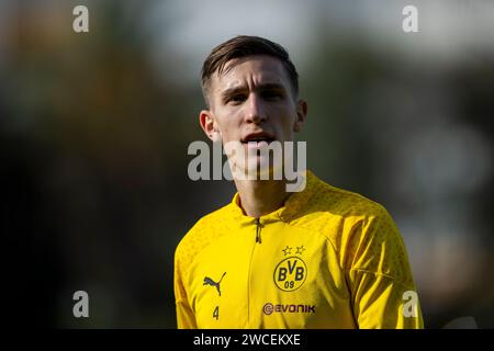 Marbella, Espagne. 08 janvier 2024. Fußball : 1. Bundesliga, saison 2023/2024, Trainingslager von Borussia Dortmund am 08.01.2024 à Marbella (Espagne). Nico Schlotterbeck schaut. Crédit : dpa/Alamy Live News Banque D'Images