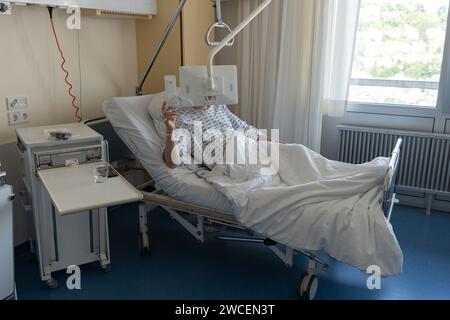 Il y a un patient malade à l'hôpital après l'opération. Le traitement ambulatoire en Allemagne. Banque D'Images