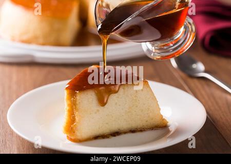 Délicieux dessert de pudding sur la table. Banque D'Images