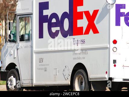Camion de livraison FedEx dans la circulation, côté gauche du camion face à la caméra Banque D'Images