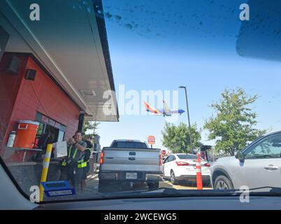 Travailleurs et voitures dans un drive-in dans un restaurant Chick-fil-A près de Love Field à Dallas Texas - août 2023 Banque D'Images