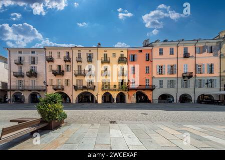 Cuneo, Piémont, Italie - 16 août 2023 : paysage urbain sur la via Roma, principale rue piétonne pavée avec de vieux bâtiments colorés et avec arcade dans la sienne Banque D'Images