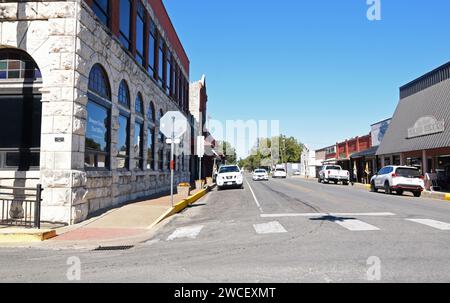 Rue à côté du bureau des impôts du comté de Bosque dans le centre-ville de Meridian, TX - novembre 2023 Banque D'Images