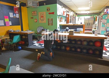 Gen Z jeune homme choisissant une boule de bowling au Dighton Bowl à Dighton Kansas - mai 2023 Banque D'Images