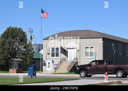 Bâtiment Akron Elks Lodge avec drapeau américain volant au-dessus dans le vent - juin 2023 Banque D'Images