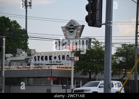 Circulation devant un restaurant Steak & Shake à Springfield Missouri par temps couvert, Glenstone et Cinderella St. - Mai 2023 Banque D'Images