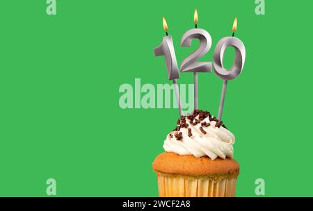 Carte d'anniversaire avec bougie numéro 120 - Cupcake sur fond vert Banque D'Images