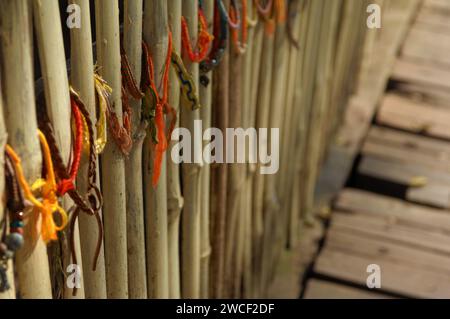 Hommage aux victimes assassinées attachées sur des arbres et des clôtures, Centre génocidaire Choung EK, Phnom Penh, Cambodge. Banque D'Images