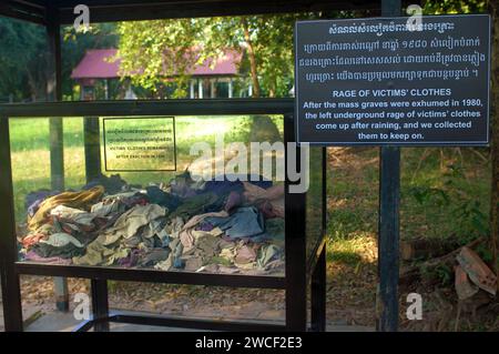 Vêtements des victimes exposés au Centre génocidaire Choung EK, Phnom Penh, Cambodge. Banque D'Images