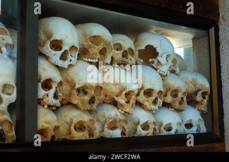 Crânes humains exposés au Choung EK Genocidal Center, Phnom Penh, Cambodge. Banque D'Images