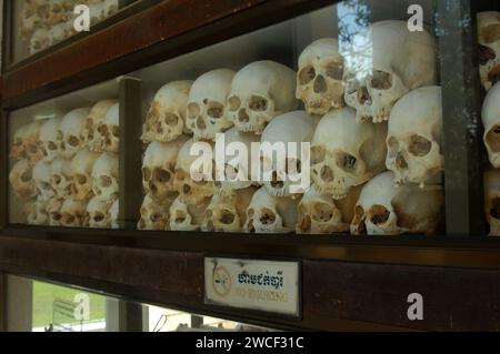 Crânes humains exposés au Choung EK Genocidal Center, Phnom Penh, Cambodge. Banque D'Images