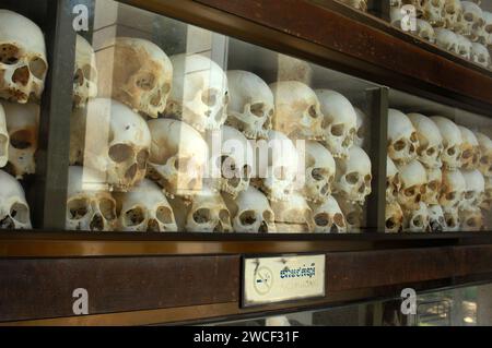 Crânes humains exposés au Choung EK Genocidal Center, Phnom Penh, Cambodge. Banque D'Images