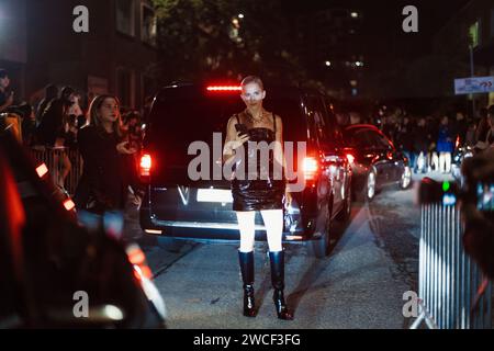 Caroline Daur à l'extérieur du salon Versace pendant la Fashion week de Milan vêtements pour femmes Printemps/été 2024. Banque D'Images