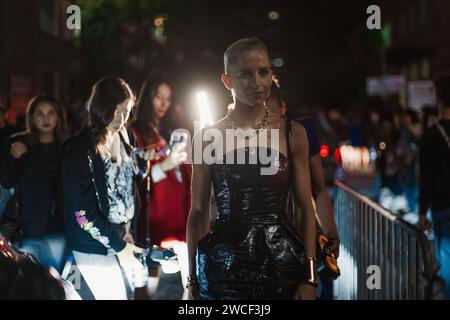 Caroline Daur à l'extérieur du salon Versace pendant la Fashion week de Milan vêtements pour femmes Printemps/été 2024. Banque D'Images