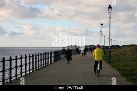 Une promenade animée, par une froide journée d'hiver, Lytham St Annes, Lancashire, Royaume-Uni, Europe Banque D'Images