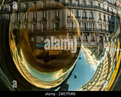 Les rues de Paris sont capturées dans la cloche réfléchissante d'un instrument de musique en laiton, rue de Rome, Paris, France. Banque D'Images