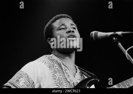 Les Bhundu Boys se produisent au premier week-end WOMAD à Carlyon Bay à Cornwall, en Angleterre, en 1987. Le groupe zimbabwéen, qui jouait un type de musique connu sous le nom de jit, est devenu très rapidement populaire au Royaume-Uni et en Europe et a joué au stade de Wembley en 1987 avec Madonna. Photo : Banque D'Images