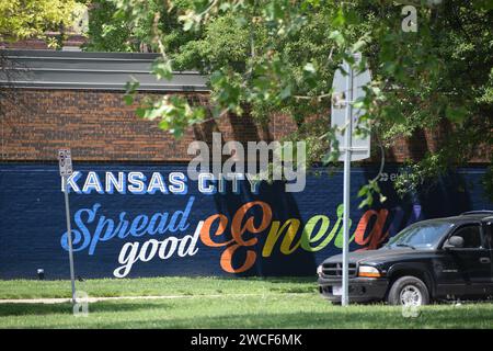 Une fresque murale de bonne énergie diffusée par Kansas City, voiture noire dans le côté droit de l'image - mai 2023 Banque D'Images