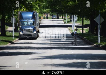 Un semi-camion garé sur le bord de la route, le Paseo, à Kansas City Missouri - mai 2023 Banque D'Images