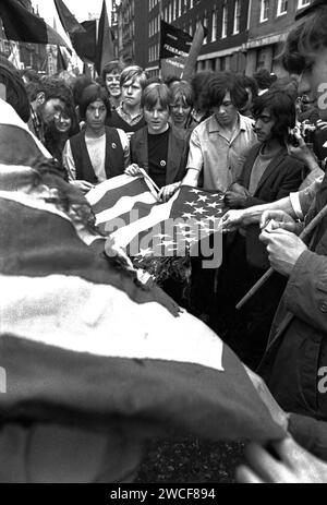 Des manifestants sur Grosvenor Street à Londres tentent de brûler un drapeau américain près de l'ambassade des États-Unis à Grosvenor Square lors de la marche de protestation anti-Vietnam le 17 mars 1968 . En raison des affrontements violents entre les manifestants et la police, cette manifestation massive est connue sous le nom de « bataille de Grosvenor Square » et a inspiré la chanson des Rolling Stones, « Street Fighting Man ». Banque D'Images