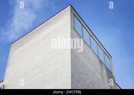 Vue extérieure du musée d'art Kolumba de l'archidiocèse de Cologne contre un ciel bleu Banque D'Images