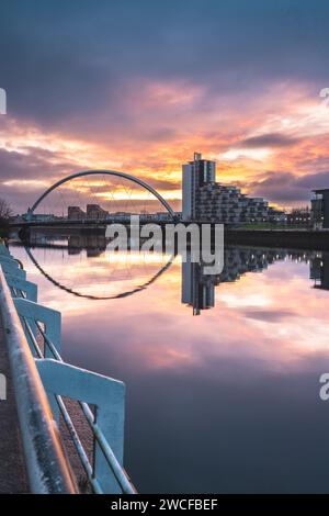 Glasgow avec le pont Clyde Arch sur la rivière Clyde, en Écosse. Banque D'Images