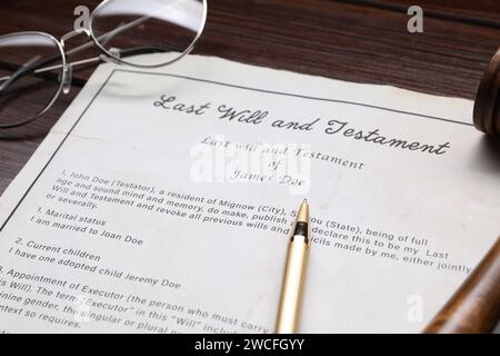 Last Will et Testament avec lunettes et stylo sur table en bois, gros plan Banque D'Images