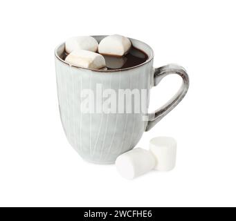 Délicieux chocolat chaud avec des guimauves en tasse isolé sur blanc Banque D'Images