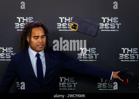 Londres, Royaume-Uni. 15 janvier 2024. Christian Karembeu arrive lors des FIFA Best Awards 2024 à Londres, en Angleterre. (Pedro Porru/SPP) crédit : SPP Sport Press photo. /Alamy Live News Banque D'Images