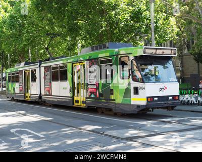 Vue d'un tramway urbain qui attend à la jonction animée des rues Flinders et Swanston à Melbourne, Victoria, Australie. Banque D'Images