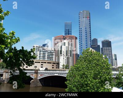 Vue sur les tours et les bâtiments commerciaux le long de la rivière Yarra dans le quartier central des affaires de Melbourne, Victoria, Australie. Banque D'Images