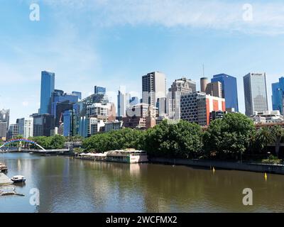 Vue sur les tours et les bâtiments commerciaux le long de la rivière Yarra dans le quartier central des affaires de Melbourne, Victoria, Australie. Banque D'Images