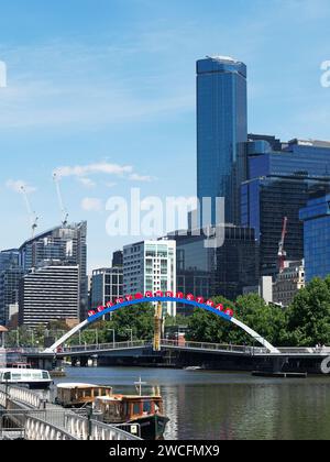 Vue sur les tours et les bâtiments commerciaux le long de la rivière Yarra dans le quartier central des affaires de Melbourne, Victoria, Australie. Banque D'Images