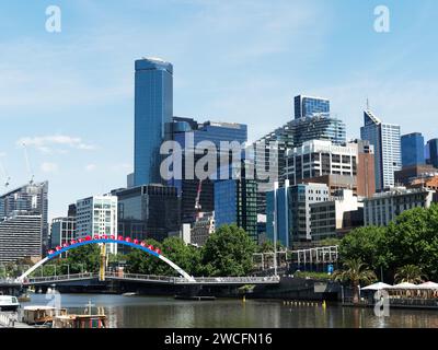 Vue sur les tours et le pont Evan Walker le long de la rivière Yarra dans le quartier central des affaires de Melbourne, Victoria, Australie. Banque D'Images