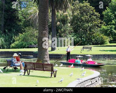 Vue sur les gens qui apprécient le punting sur le lac ornemental des jardins botaniques royaux à Melbourne, Victoria, Australie Banque D'Images