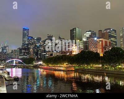 Vue nocturne sur les tours et les bâtiments commerciaux le long de la rivière Yarra dans le quartier central des affaires de Melbourne, Victoria, Australie. Banque D'Images