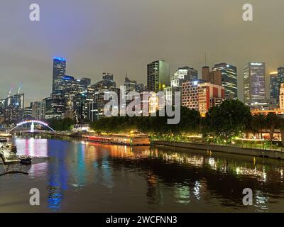 Vue nocturne sur les tours et les bâtiments commerciaux le long de la rivière Yarra dans le quartier central des affaires de Melbourne, Victoria, Australie. Banque D'Images