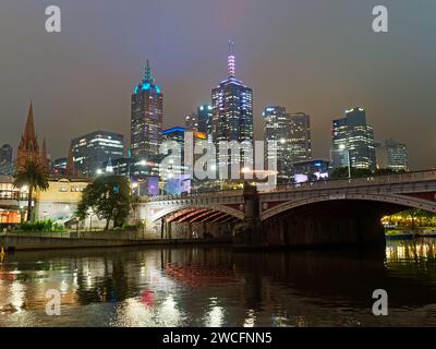 Vue nocturne sur les tours et les bâtiments commerciaux le long de la rivière Yarra dans le quartier central des affaires de Melbourne, Victoria, Australie. Banque D'Images