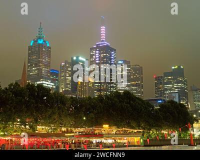 Vue nocturne sur les tours et les bâtiments commerciaux le long de la rivière Yarra dans le quartier central des affaires de Melbourne, Victoria, Australie. Banque D'Images