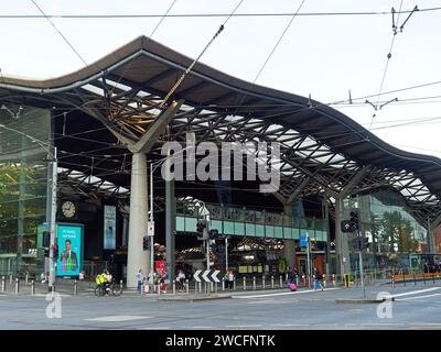 Vue de l'entrée principale de la gare Southern Cross à l'angle des rues Collins et Spencer à Melbourne, Victoria, Australie. Banque D'Images