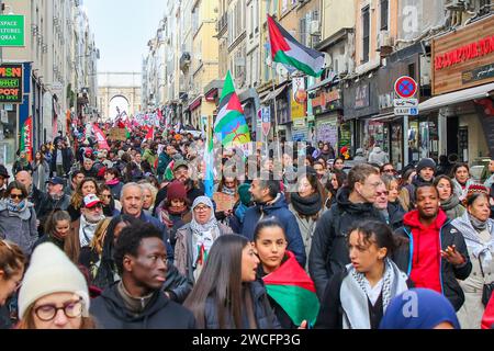 Marseille, France. 14 janvier 2024. Les manifestants défilent dans la rue pendant la marche de solidarité avec Gaza. 2 500 manifestants selon la police ont manifesté dans les rues de Marseille, de la place d'Aix à la Préfecture de police, en soutien au peuple palestinien. Crédit : SOPA Images Limited/Alamy Live News Banque D'Images