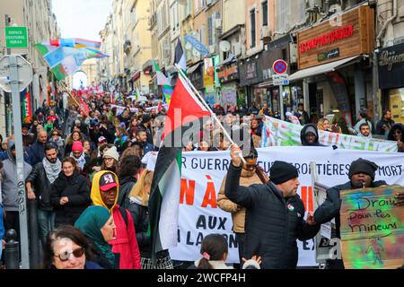 Marseille, France. 14 janvier 2024. Les manifestants défilent dans la rue pendant la marche de solidarité avec Gaza. 2 500 manifestants selon la police ont manifesté dans les rues de Marseille, de la place d'Aix à la Préfecture de police, en soutien au peuple palestinien. Crédit : SOPA Images Limited/Alamy Live News Banque D'Images