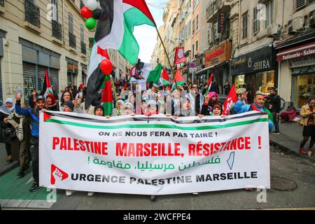 Marseille, France. 14 janvier 2024. Les manifestants brandissent des drapeaux et des banderoles palestiniens lors de la marche de solidarité avec Gaza. 2 500 manifestants selon la police ont manifesté dans les rues de Marseille, de la place d'Aix à la Préfecture de police, en soutien au peuple palestinien. (Photo Denis Thaust/SOPA Images/Sipa USA) crédit : SIPA USA/Alamy Live News Banque D'Images