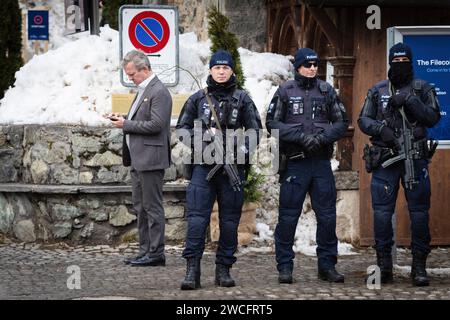 Davos, Suisse. 15 janvier 2024. Des officiers armés montent la garde pour le 54e Forum économique mondial. L'Assemblée fédérale a également autorisé le déploiement de jusqu'à 5000 personnes armées pendant l'événement WEF d'une semaine qui rassemble les leaders mondiaux et les industries pour façonner l'avenir du monde. Crédit : SOPA Images Limited/Alamy Live News Banque D'Images