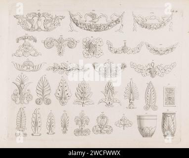 Motifs de feuilles et guirlandes, anonyme, après 1817 imprimer dessins pour ornements et guirlandes avec des motifs de feuilles, vignes, masques et oiseaux. Juste sous deux vases. Tous les objets sont numérotés. Print fait partie d'un album avec une série de six ornements. Allemagne ornements de gravure de papier  art ornement  feston, guirlande. ornement dérivé de formes végétales. vigne-tendril, feuille. masque, mascaron  ornement. vase  ornement Banque D'Images