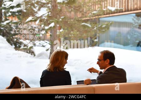 Davos, Suisse. 15 janvier 2024. Les participants assistent à la réunion annuelle 2024 du Forum économique mondial (FEM) à Davos, en Suisse, le 15 janvier 2024. La réunion annuelle 2024 du FEM s'est ouverte lundi. Face à l'escalade de la division et de l'incertitude mondiales, la 54e réunion annuelle du FEM a réuni des dirigeants du monde entier pour une semaine de dialogue visant à renforcer la coopération et à cultiver des partenariats. Crédit : Lian Yi/Xinhua/Alamy Live News Banque D'Images