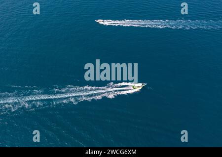 Deux flux de trafic de hors-bord dans le détroit entre les îles exotiques tropicales, les bateaux plissent intensément transportant des touristes. Vue du dessus de l'antenne supérieure. Banque D'Images