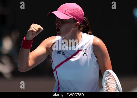 Melbourne, Australie. 16 janvier 2024. Tennis : Grand Chelem - Open d'Australie, simple féminin, 1e tour. Swiatek (Pologne) - Kenin (États-Unis). IgA Swiatek encourage. Crédit : Frank Molter/dpa/Alamy Live News Banque D'Images