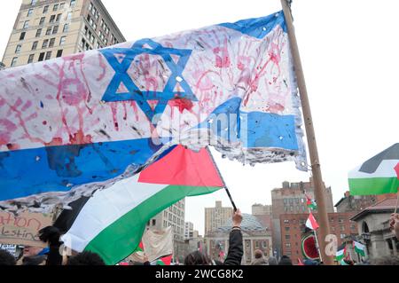 New York City, USA, 15/01/2024, des milliers de manifestants ont défilé à Manhattan, New York City sur Martin Luther King Jr Journée exigeant un cessez-le-feu permanent dans la guerre entre Israël et le Hamas, et la fin du bombardement de Gaza par l'armée israélienne. Les manifestants ont souligné la crise des soins de santé à Gaza, où les habitants sont confrontés à une pénurie de fournitures médicales et de nourriture, la guerre dure depuis plus de 100 jours. Des milliers de manifestants ont défilé à Manhattan, New York City sur Martin Luther King Jr Journée exigeant un cessez-le-feu permanent dans la guerre entre Israël et le Hamas, et la fin de l’EI Banque D'Images