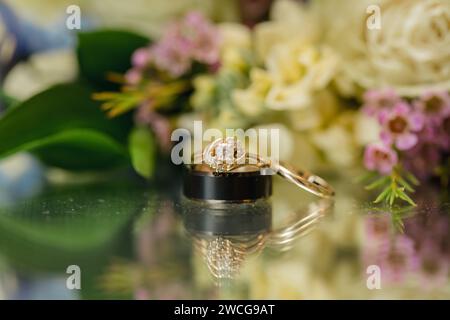 Anneau de mariage doré sur fond floral, fond de mariage Banque D'Images